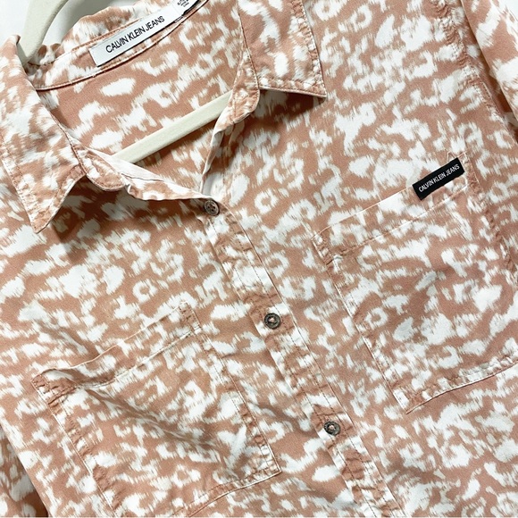 Calvin Klein Jeans Peach Beige & White Animal Print Button Down Shirt - Picture 3 of 9